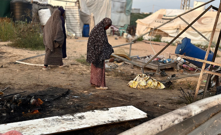 Damage in a displacement settlement following Israeli bombardment in the Al Mawasi area of Khan Younis, which left dozens dead and injured.©UNFPA Palestine/Media Clinic
