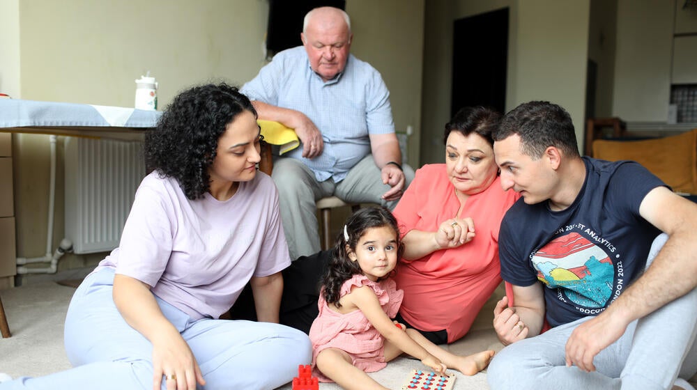 Les trois générations de la famille Koberidze/Modebadze, en Géorgie. La famille se compose des parents, Tako et Lasha, de leur fille Kesane, 2 ans, et des grands-parents, Neli et Amiran.